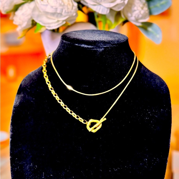 Chic Gold Necklace with Unique Toggle Design - Picture 3 of 6